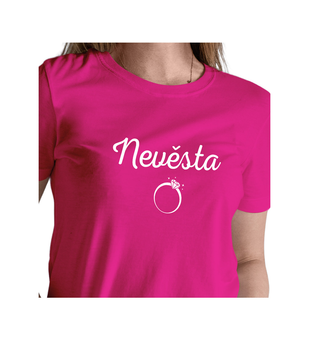 Růžové tričko s nápisem Nevěsta - prsten